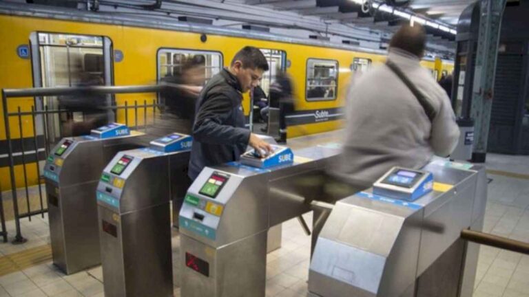 la-pelea-entre-mercado-pago-y-sus-competidores-llega-a-los-molinetes-del-subte