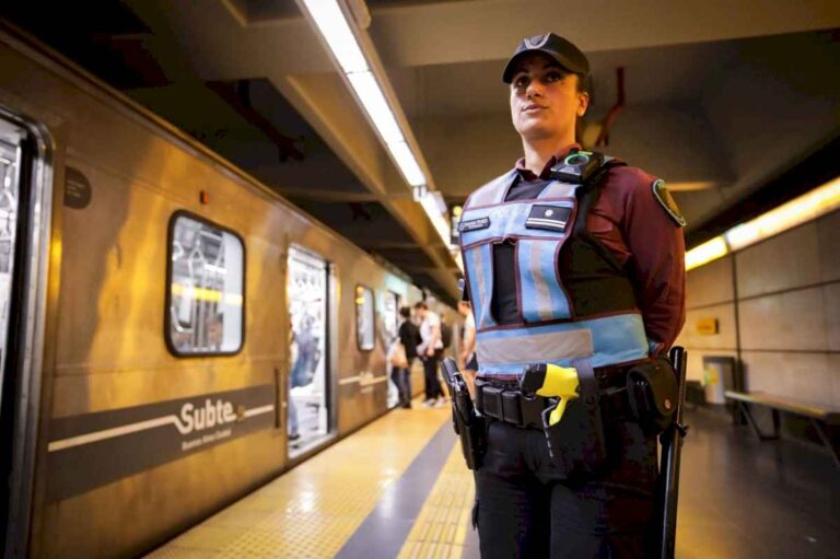 seguridad-en-el-subte:-la-policia-de-la-ciudad-comenzo-a-usar-las-pistolas-taser