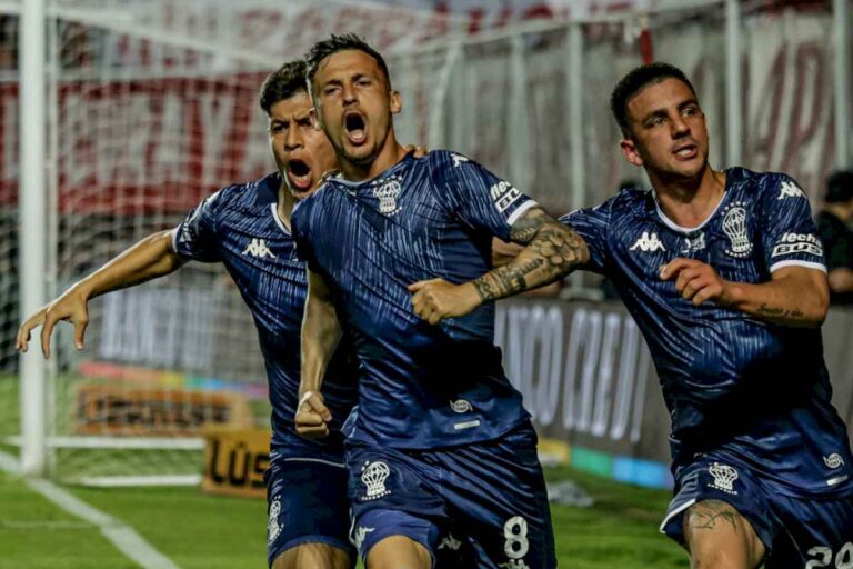 liga-profesional:-huracan-le-gano-en-la-ultima-a-union-y-le-puso-presion-a-velez