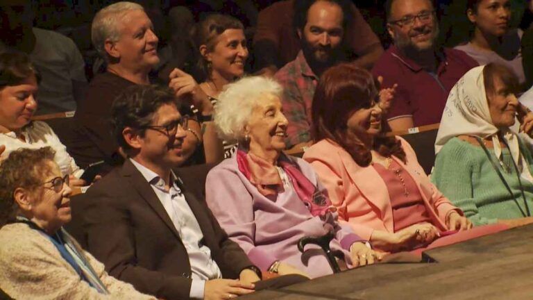 cristina-kirchner-y-axel-kicillof-juntos-en-un-homenaje-a-abuelas-de-plaza-de-mayo