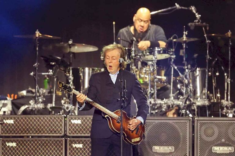 ante-un-publico-que-delira-con-sus-hits-y-con-un-particular-saludo,-paul-mccartney-brinda-su-show-en-cordoba