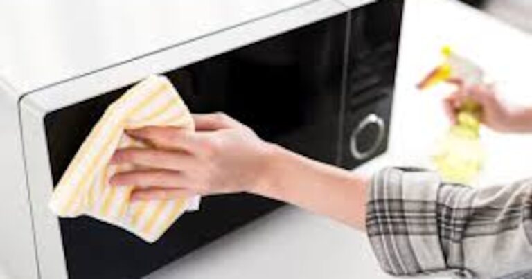 Esto es lo que nunca debes hacer a la hora de calentar la comida en el microondas