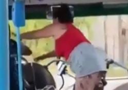 Te voy a arrancar la cabeza!. Una mujer agredió a un chofer de colectivo porque no encontraba su SUBE