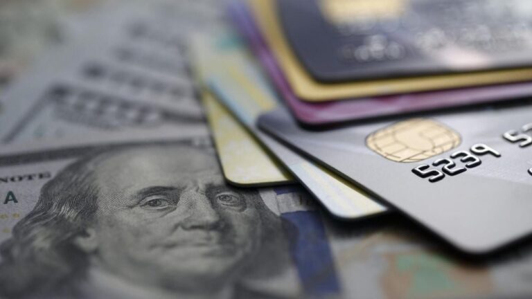 El gobierno anticipa el fin del ciclo definitivo para el impuesto país y el dólar tarjeta