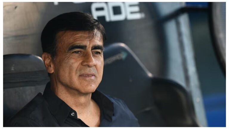 Vélez confirmó la salida de su entrenador campeón, Gustavo Quinteros