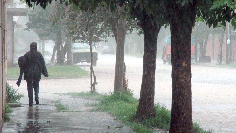 Domingo complicado por lluvias fuertes y granizo: cuáles son las zonas bajo alerta amarilla