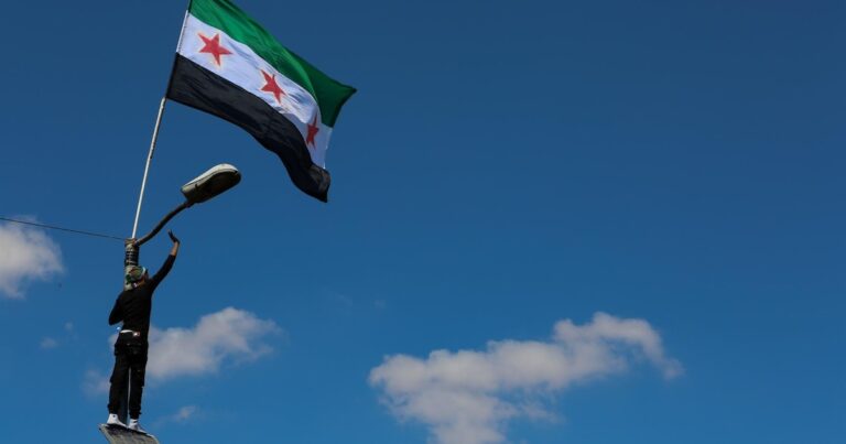 HRW insta a los grupos armados a garantizar un «trato humano» a todos los sirios tras la caída de Al Assad
