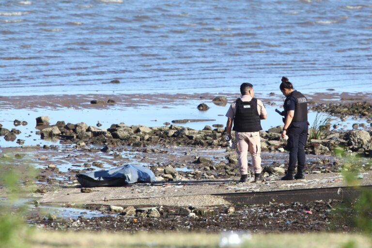 Domingo trágico. Un hombre que estaba con su pareja murió ahogado en el Vial Costero de Vicente López