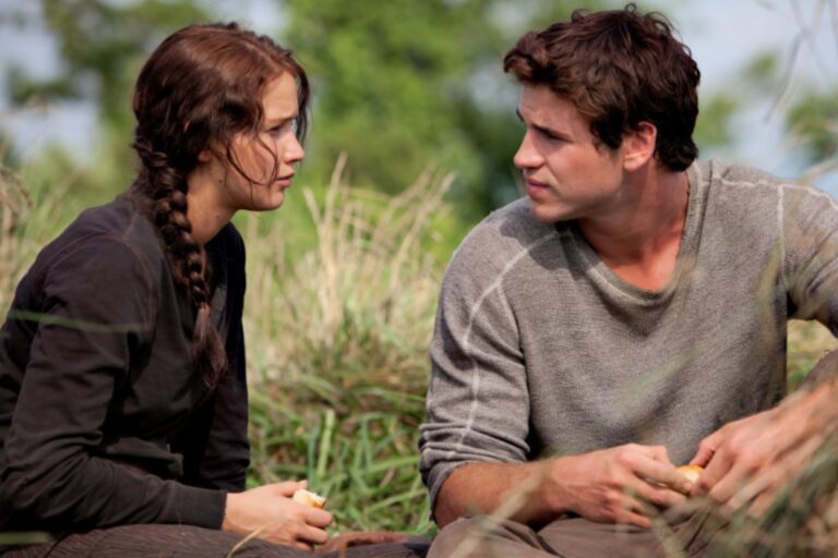 El extraño motivo por el cual para Liam Hemsworth fue incómodo besar a Jennifer Lawrence