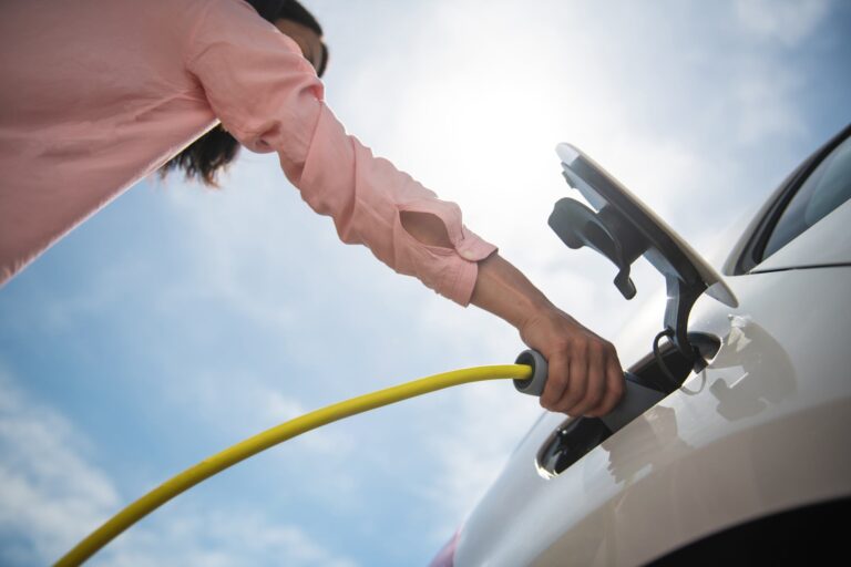 Qué hacer si un auto eléctrico se queda sin batería