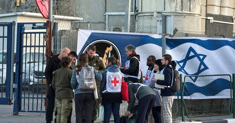 Las tres rehenes liberadas en Gaza ya están en territorio israelí