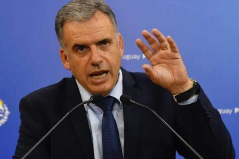 Yamandú Orsi planea subir las tarifas y la deuda