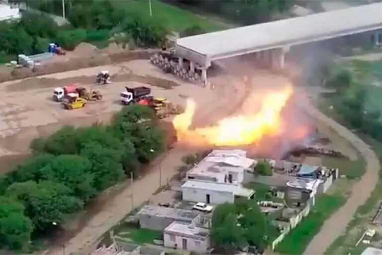 Explosión en Córdoba: 5 heridos y una casa destruida por un gasoducto dañado.
