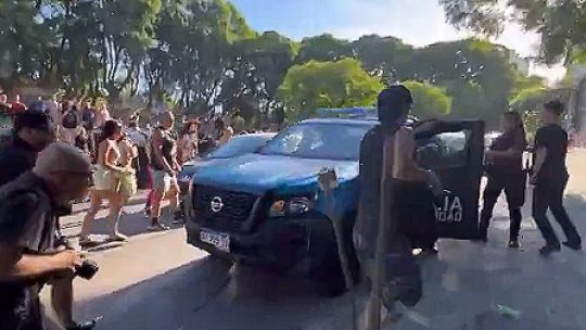 La policía salvó al influencer libertario Marco Palazzo de una paliza en el acto LGBTIQ+