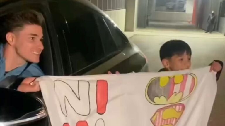 Video: el gran gesto de Julián Álvarez que conquistó a un pequeño fanático