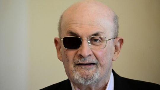 Los detalles del juicio al agresor de Salman Rushdie que lo apuñaló una docena de veces