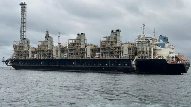 YPF descartó construir la megaplanta de GNL en Río Negro y la reemplazará por barcos