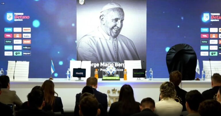 El homenaje de la AFA al Papa Francisco en la conferencia de prensa previa al Superclásico