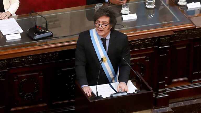 Javier Milei volvió a cargar contra el Congreso por el aumento de sueldos en el Senado