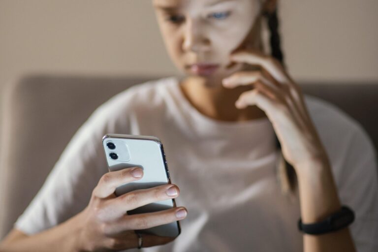 Españaprohibió las llamadas comerciales desde celulares para prevenir estafas