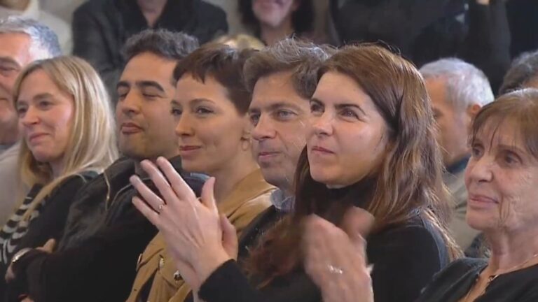 Axel Kicillof, presente en la sede del PJ para respaldar a Cristina Kirchner