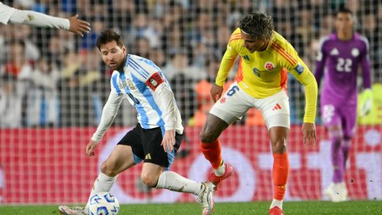 Con uno menos, Argentina empató 1-1 y salvó la noche ante Colombia