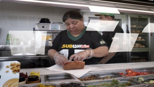 Aumentos de hasta 707% en servicios muestran la «motosierra» de Milei que golpea a la clase media