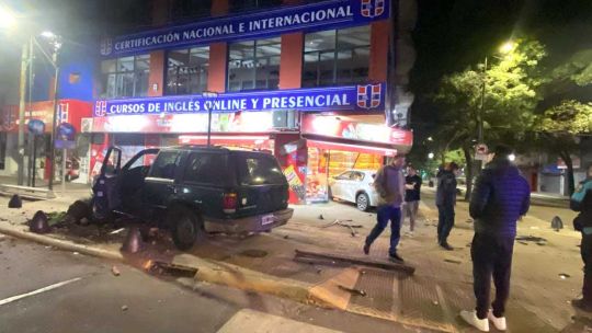 La Plata: tras un violento choque, un auto se incrustó en un kiosco