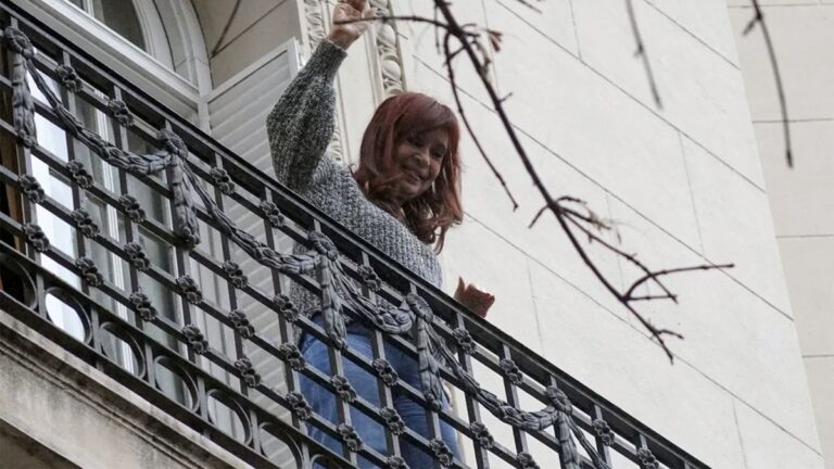 Sigue la vigilia frente a la casa de Cristina Kirchner: recibió a Juan Grabois y Ofelia Fernández