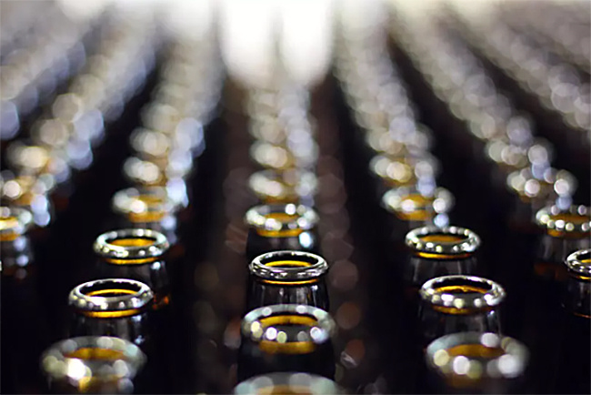 Encuentran más microplásticos en botellas de vidrio que en las de plástico