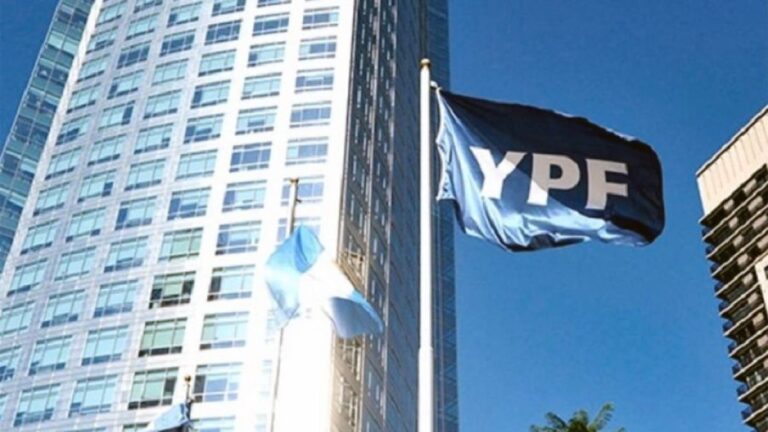 Tras el fallo adverso de la justicia de Nueva York, se desploman las acciones de YPF