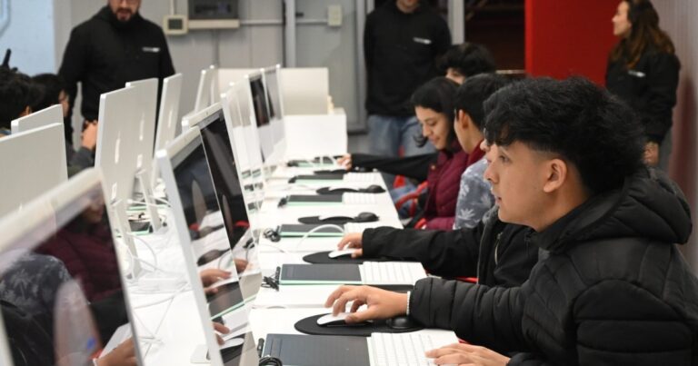 Inauguran en la Ciudad un centro gratuito para que adolescentes aprendan programación y robótica