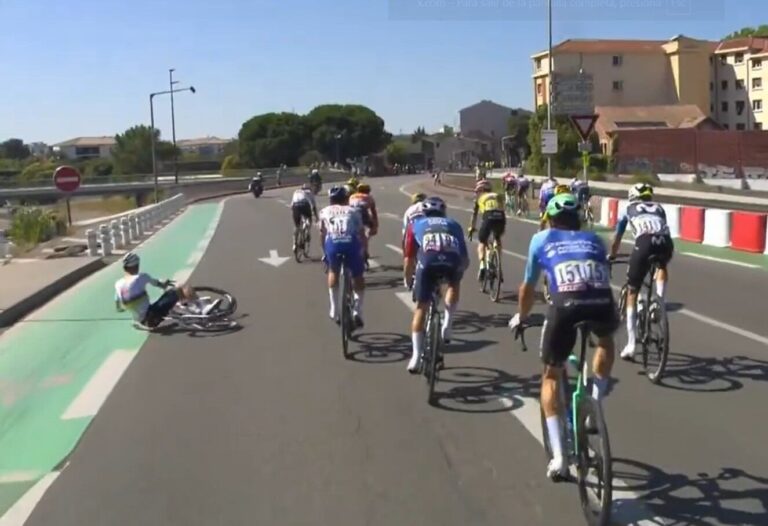 Tour de France: la caída de Tadej Pogacar y la insólita aparición de un manifestante