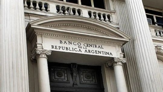 El Banco Central sostiene la intervención, pese a que el Tesoro logró absorber pesos
