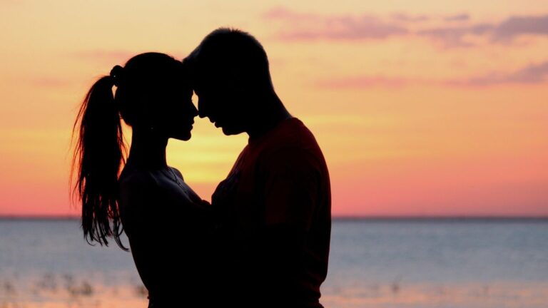 Atención románticos! Estos son los consejos infalibles para enamorar a la persona de tus sueños, según la IA