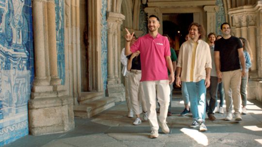 Cada vez más turistas argentinos conocen destinos a través de visitas guiadas a pie y de pago libre