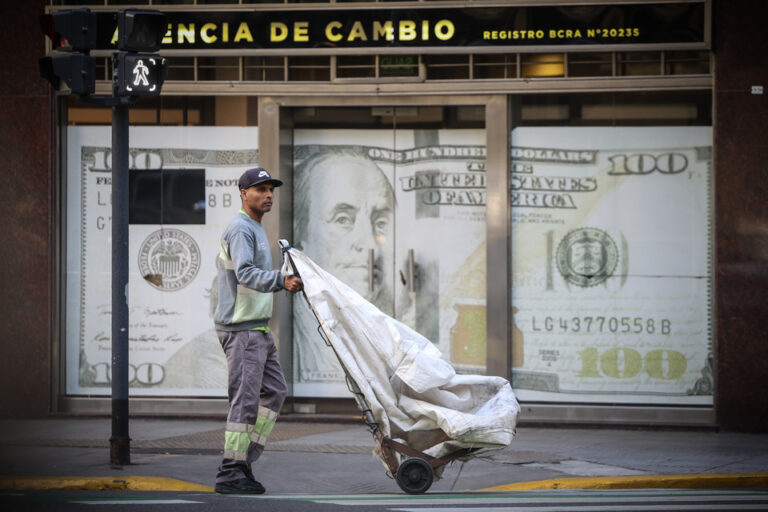 El dólar a 1380 pone en jaque al plan económico
