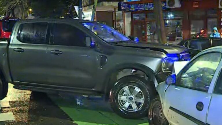 Fuerte choque entre un auto y una camioneta deja dos heridos en Chacarita