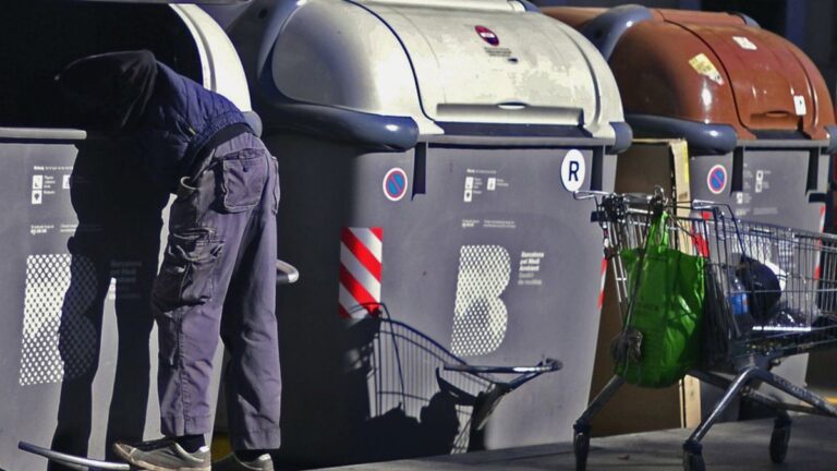 La Ciudad aplicará multas de hasta $900 mil a quienes revuelvan la basura y ensucien la vía pública