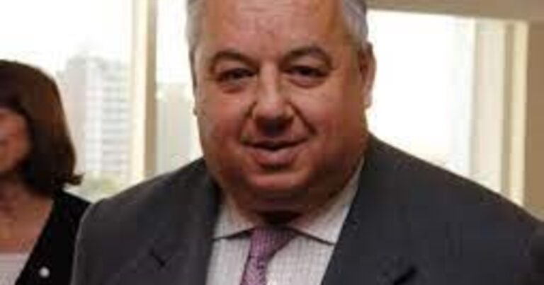 Un descuidista le robó el teléfono a un juez de la Corte Suprema de Santa Fe: el video del arrebato