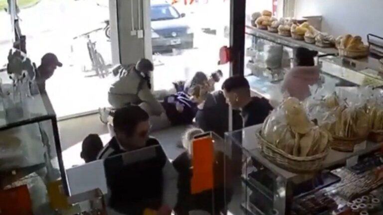 Mar del Plata: entró armado a una panadería llena de clientes y les robó a todos