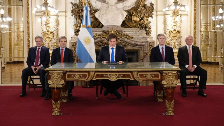 Javier Milei en cadena nacional: «Si quieren volver atrás me van a tener que sacar con los pies para adelante»