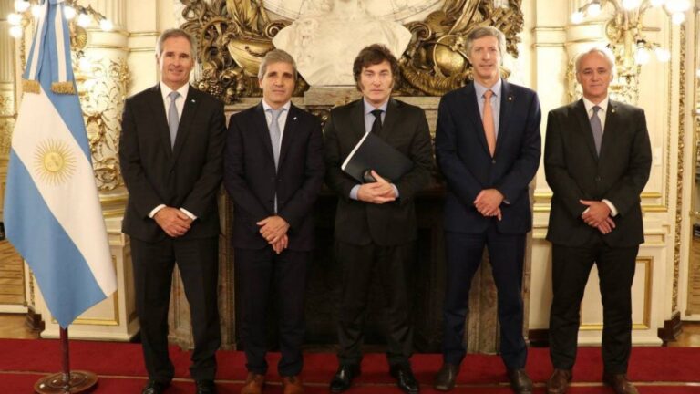 Mensaje grabado y dudas sobre la presencia de funcionarios: cómo será la cadena nacional de Javier Milei