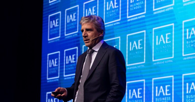 Prueba de fuego para Caputo: hoy enfrenta una megalicitación y debe convencer a los bancos de que apuesten a más largo plazo