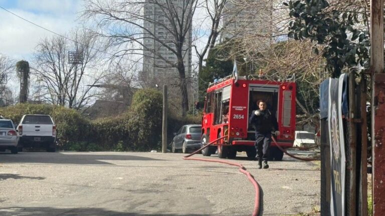 Incendio en Caballito: arden unas casillas y hay peligro de derrumbe