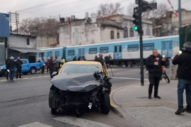 El tren Sarmiento chocó a un taxi que intentó cruzar las vías con las barreras bajas: el conductor y un acompañante huyeron del lugar