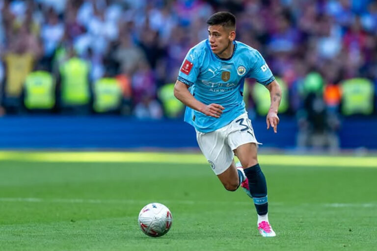 El «Diablito» Claudio Echeverri se va del Manchester City