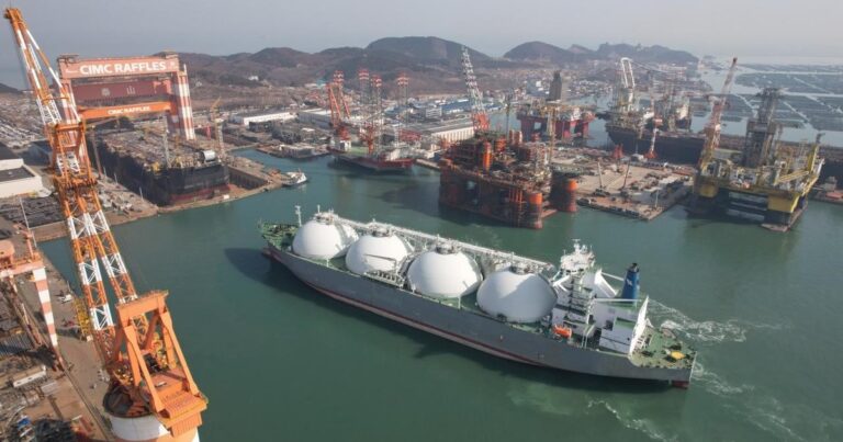 Los planes de YPF: adelanta exportaciones de GNL y unifica inversiones para Vaca Muerta