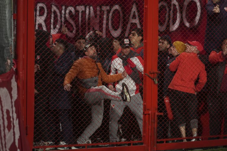 Video: así quedó la cancha de Independiente tras los violentos incidentes, destrozos y caos con hinchas de U. de Chile