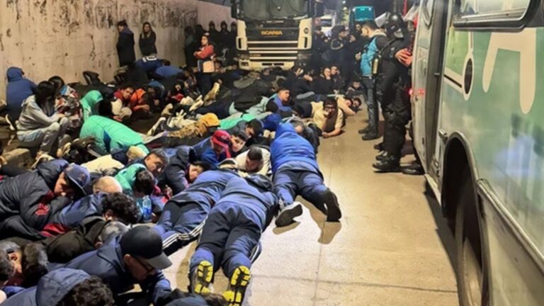 Liberaron a los 104 hinchas de la Universidad de Chile tras los incidentes contra Independiente